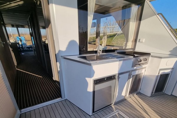 overnachten op het water boot limburg